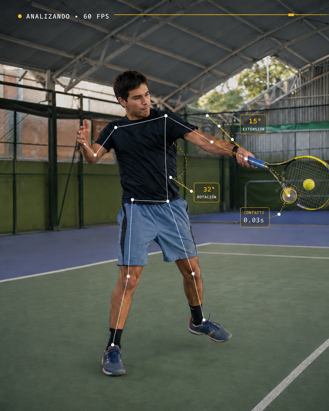 Jugador de tenis grabando un golpe para análisis con rakly